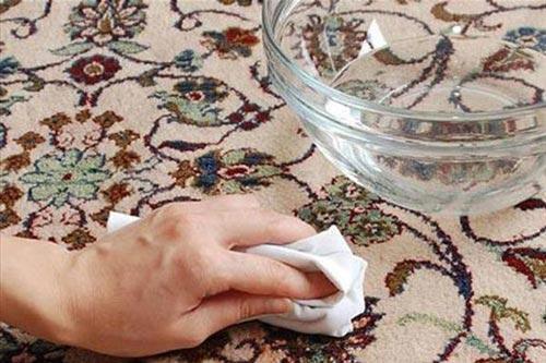 پاک کردن لکه چسب از روی سطوح مختلف پاک کردن لکه چسب از روی سطوح مختلف