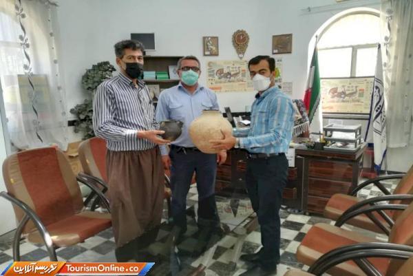 اهدای کوزه های سفالی چندهزار ساله به موزه بوکان اهدای کوزه های سفالی چندهزار ساله به موزه بوکان